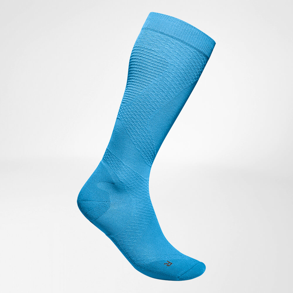 Vista completa laterale delle calze a compressione ariose blu e a maglia da eseguire