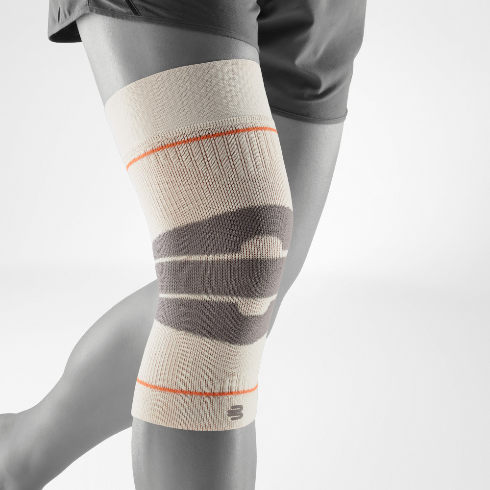 Ginocchiera color sabbia vista laterale. Le zone anatomiche ben visibili garantiscono sostegno e protezione, mentre il materiale leggero assicura piena libertà di movimento durante le attività outdoor.
