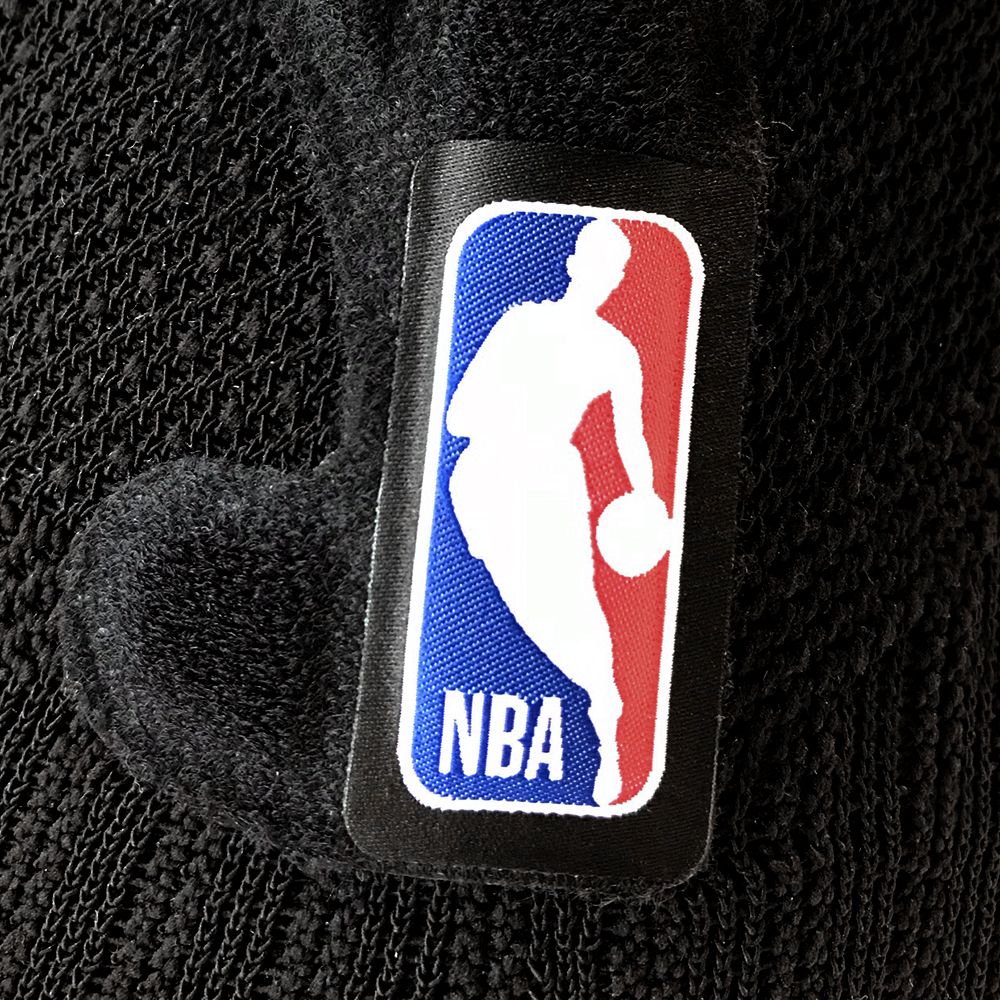 Primo piano dei loghi NBA sul supporto per il ginocchio sportivo nero NBA