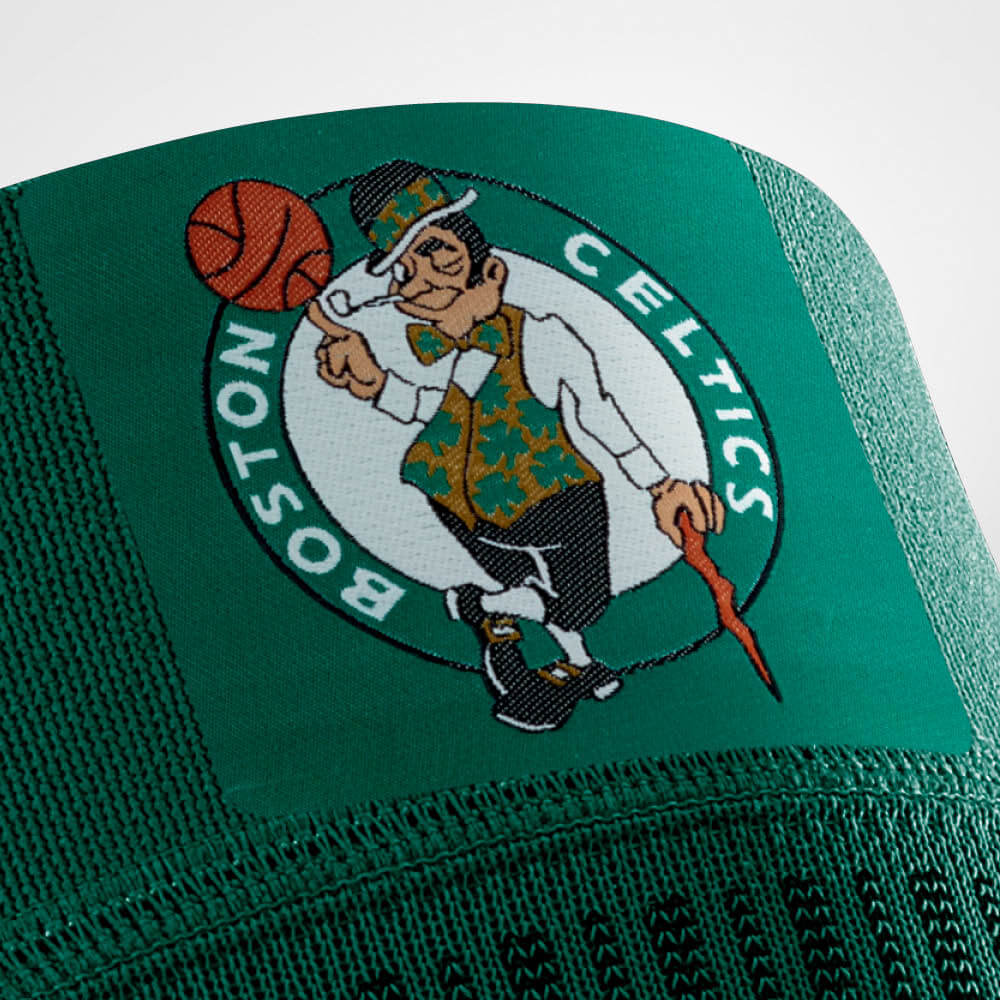 Logo dettagliato NBA Celtics. Focus Boston Celtics logo sulla manica del ginocchio NBA