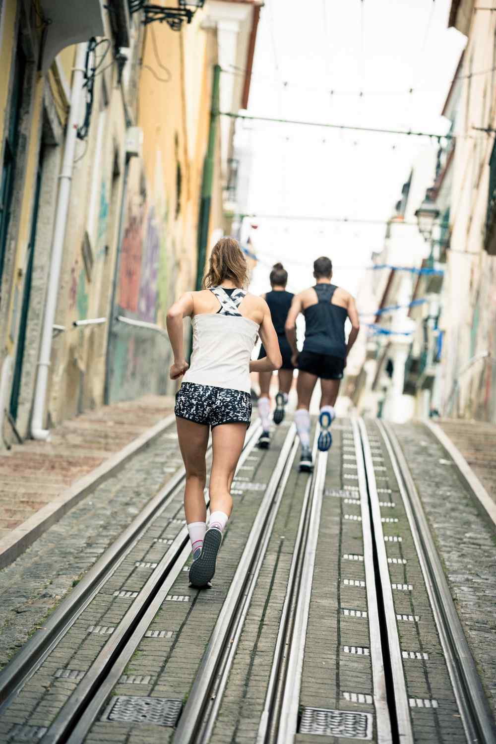 Due corridori e un corridore gestiscono una linea di tram in una città