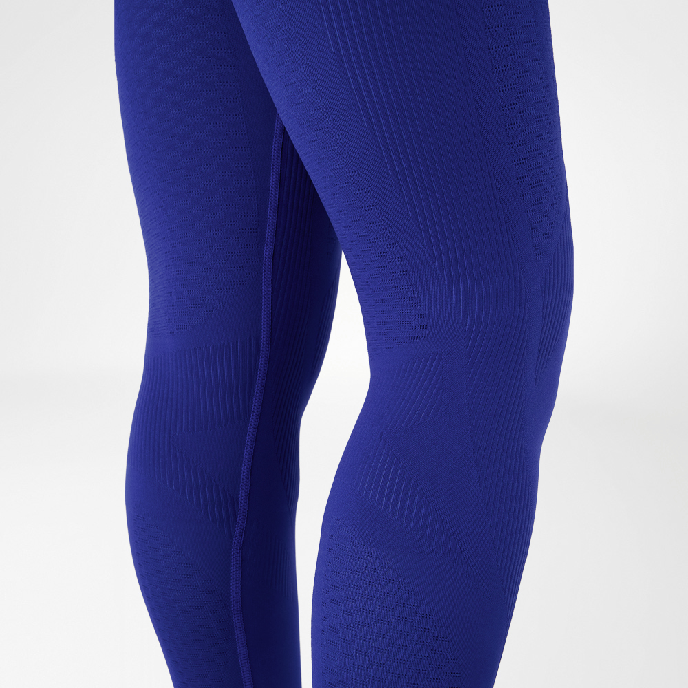 Ginocchia di una donna che indossa pantaloni a compressione di colore blu navy