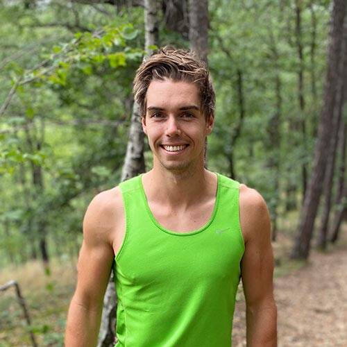 Influencer e atleta all'aperto Eric Vosshage Ritratto di Eric Vosshage im wald