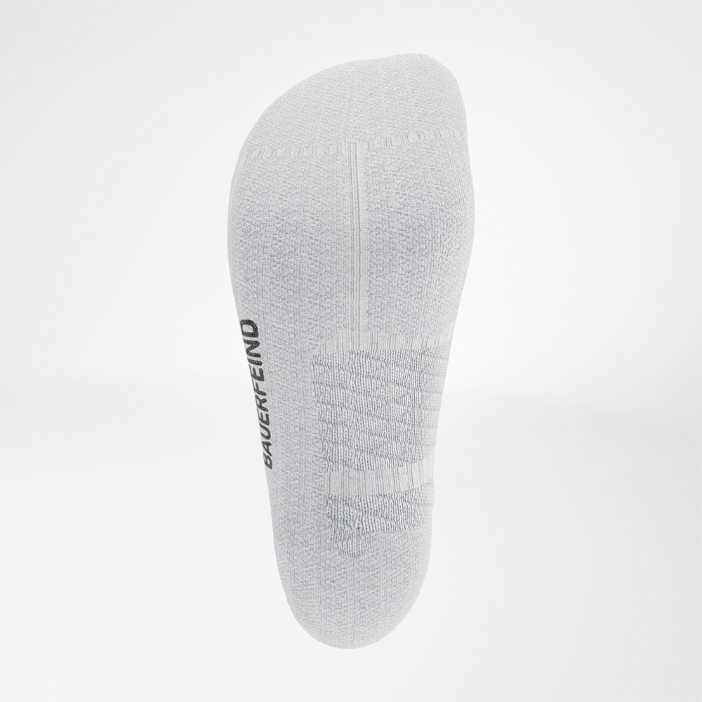 Vista della pianta delle calze Run Performance Low Cut bianche di Bauerfeind con zone di comfort e compressione ben visibili a livello del mesopiede.