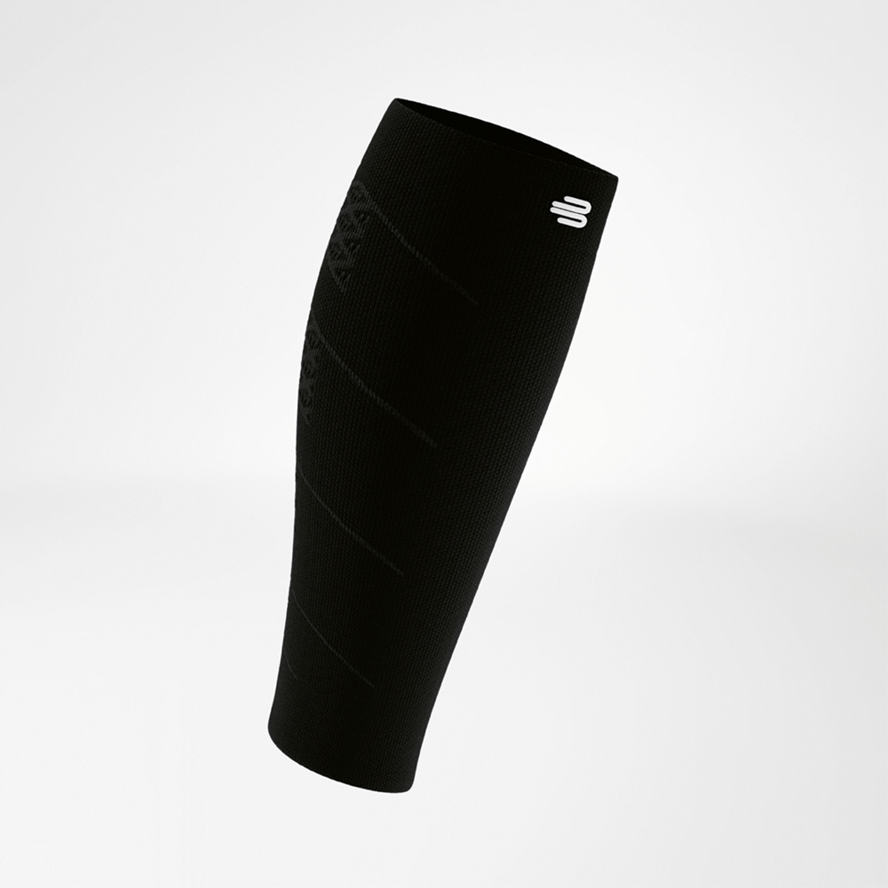 Vista completa di una sleeve compressiva nera, design minimal con logo e tessuto funzionale per un supporto affidabile.
