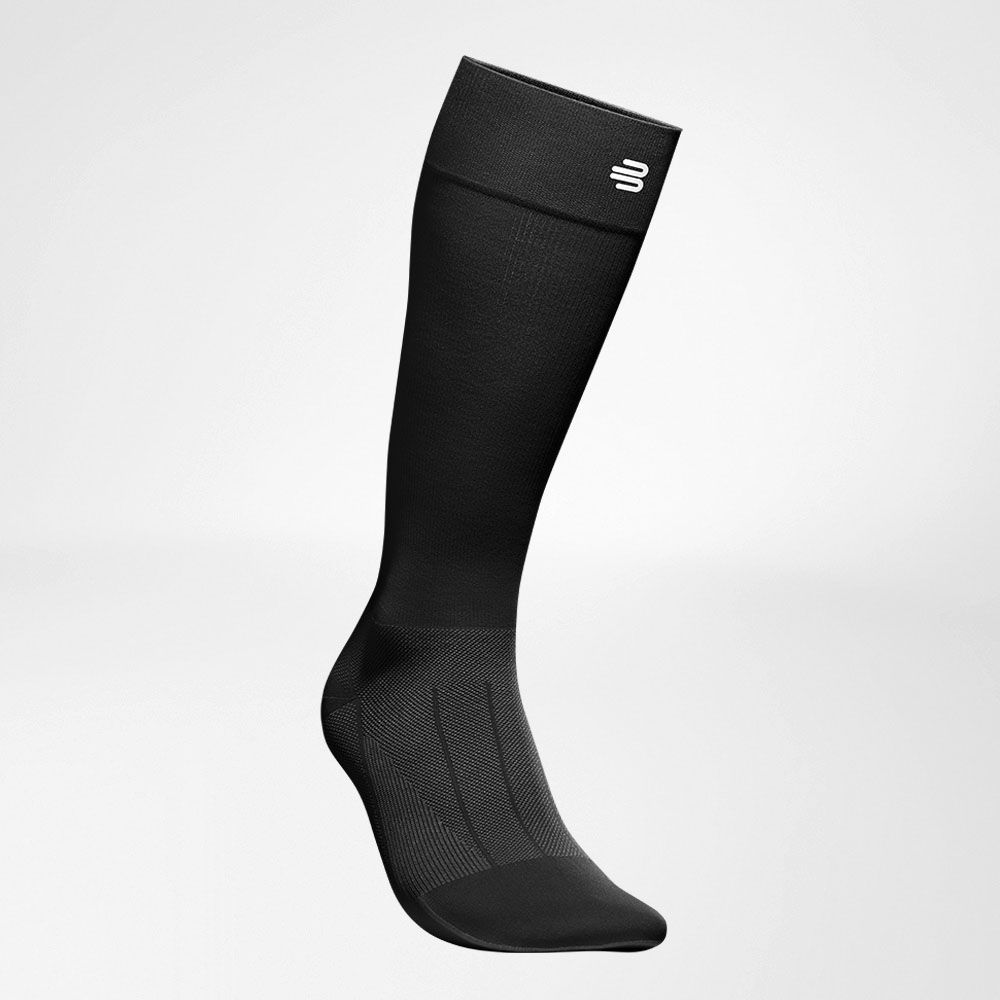 Calzini a compressione rigenerazione black front view strano Completamento di calzini sportivi per la rigenerazione sul lato anteriore