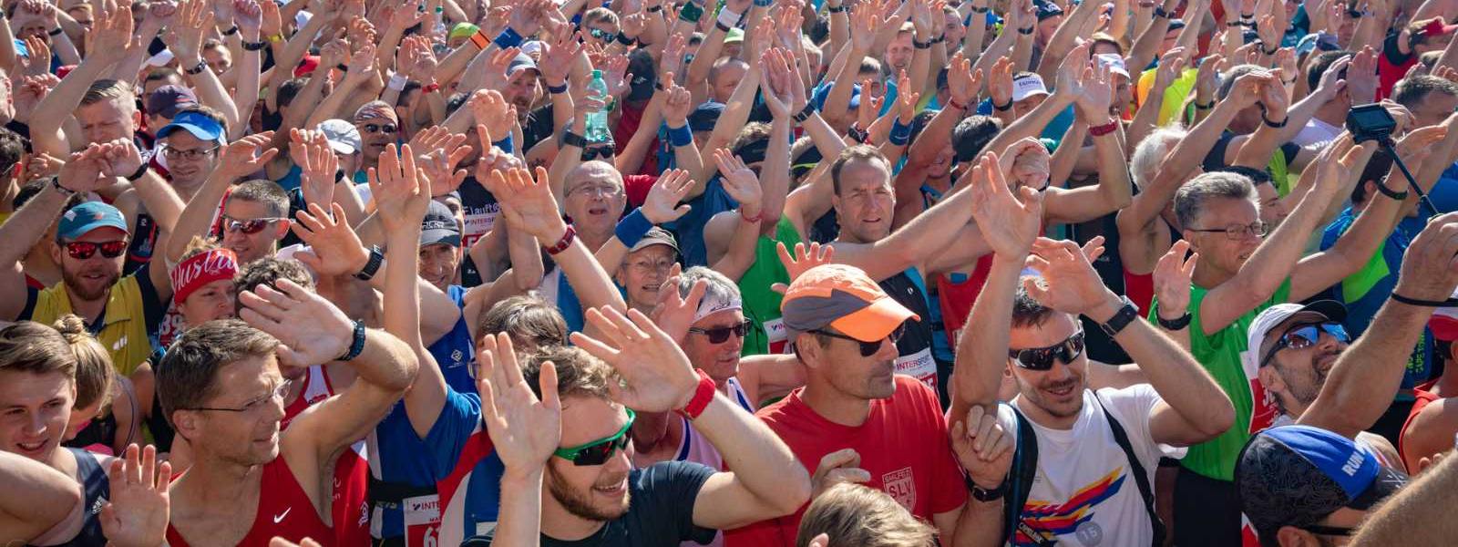 Saluti prima dell'inizio Istantanea dei corridori della corsa di corse prima dell'inizio