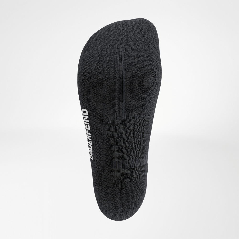Vista dettagliata della parte inferiore delle calze Run Performance Low Cut nere di Bauerfeind con suola strutturata a sostegno dell’arco plantare.