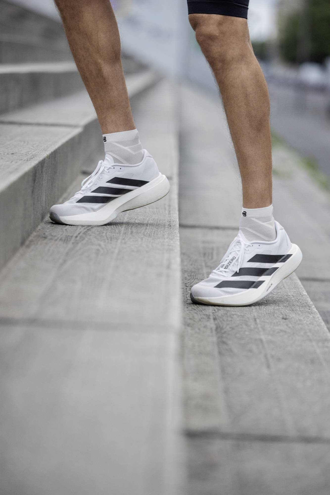 Il corridore gestisce una scala in una città vecchia con numerosi graffiti sui muri