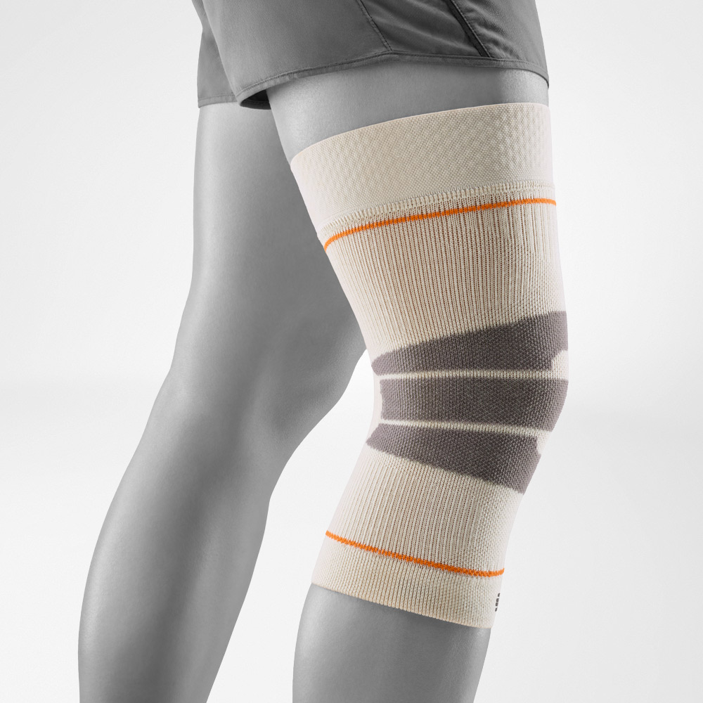 Ginocchiera color sabbia per sport all’aperto, vista laterale in studio. Il tessuto traspirante garantisce comfort e stabilità, ideale per escursioni e corsa.