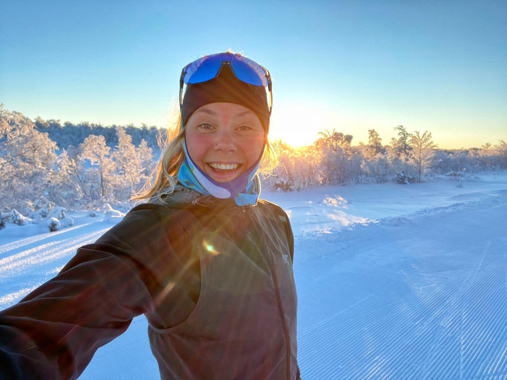Johanna Aström fa un selfie amichevole al tramonto in un fantastico paesaggio invernale