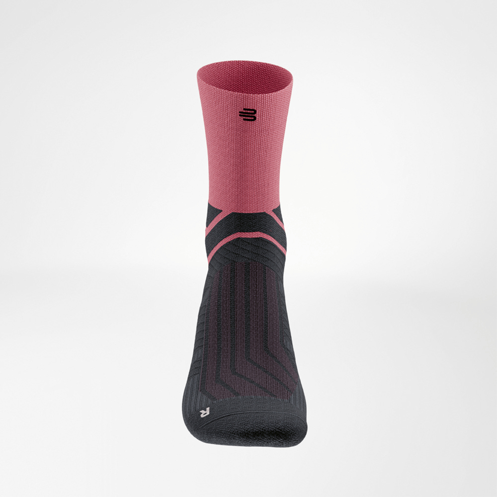 Run Performance Midcut Socks in rosso, viste frontalmente con parte del piede nera e zone traspiranti, ottimizzate per una corsa dinamica.