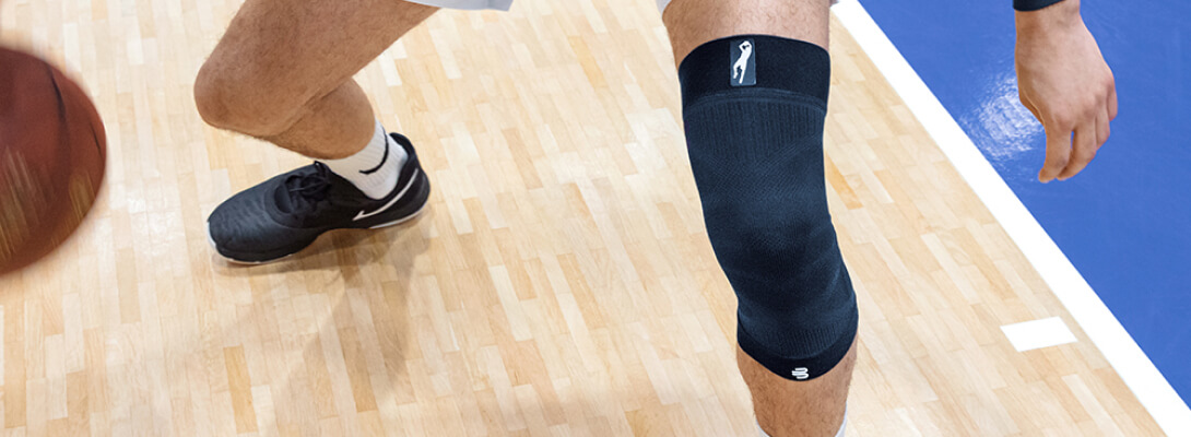 Vista dettagliata sulle gambe di un basket che gioca un uomo che indossa una manica ginocchio Dirk Nowitzki Edition
