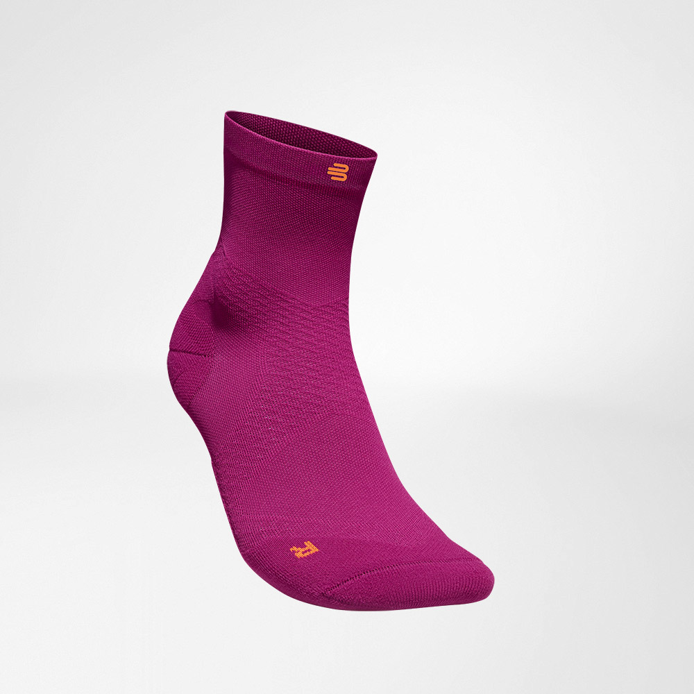 Central -Long Sports Socks Ultra -Echo Berry Front View Weird Vista frontale laterale del medio rosa -Calzini a trasmissione ariosa ariosa