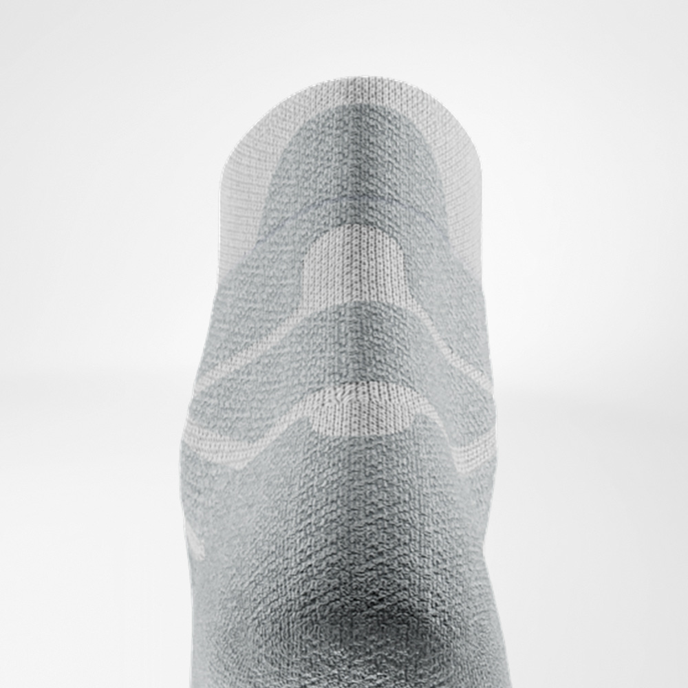 Vista posteriore di una calza sportiva bianca con imbottitura anatomica sul tendine d’Achille – per un’ammortizzazione efficace e distribuzione ottimale della pressione.