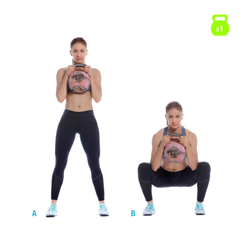 La donna fa uno squat di calice con il kettlebell