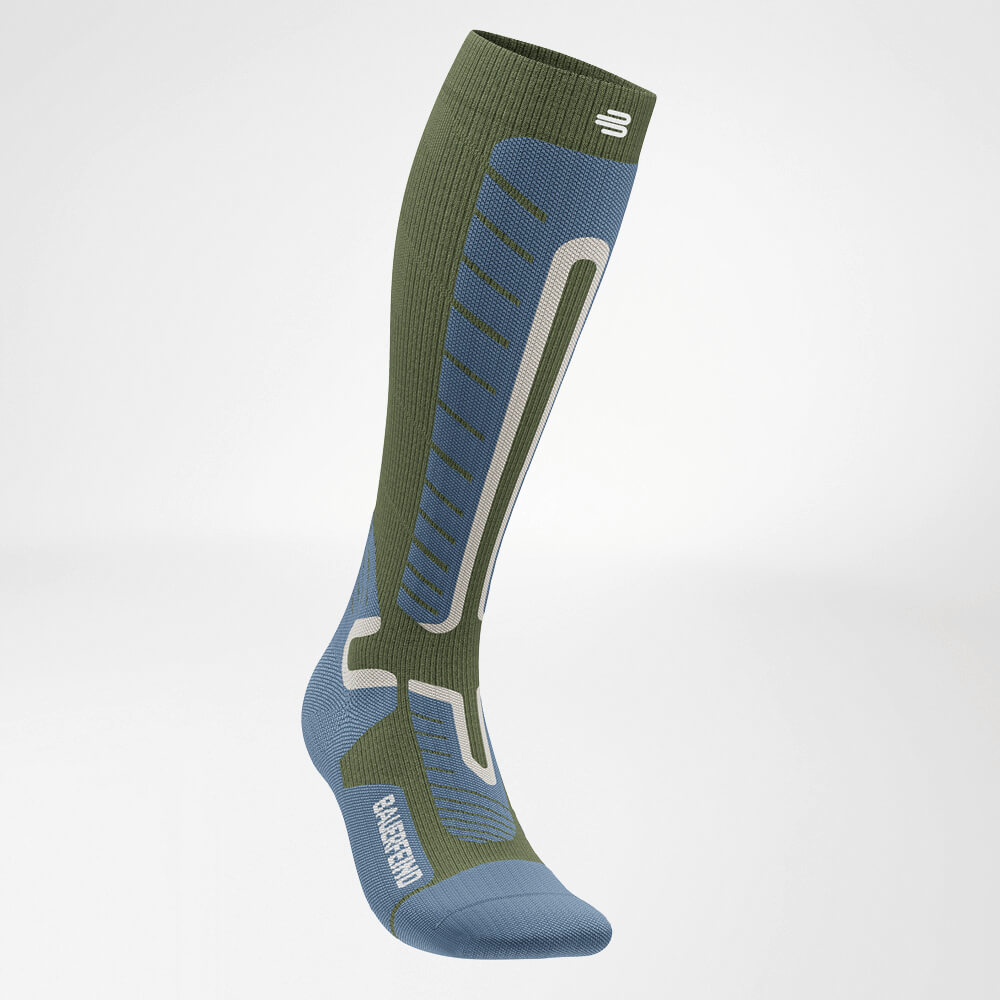 Vista laterale di un calzino a compressione da sci verde con motivo a maglia rinforzato per una maggiore stabilità e comfort. Perfetto per sport invernali e lunghe giornate sulle piste.