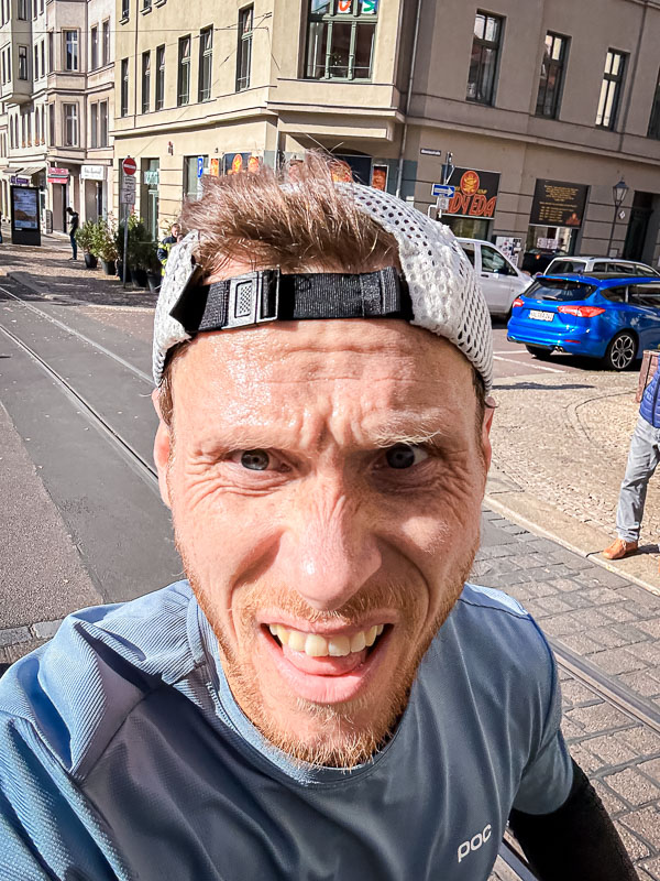 Lottare negli ultimi chilometri della mezza maratona – Determinazione nonostante il record personale sfumato Un corridore esausto si spinge negli ultimi chilometri di una mezza maratona. Nonostante la stanchezza, è determinato a finire la gara, anche se il record personale sembra irraggiungibile.