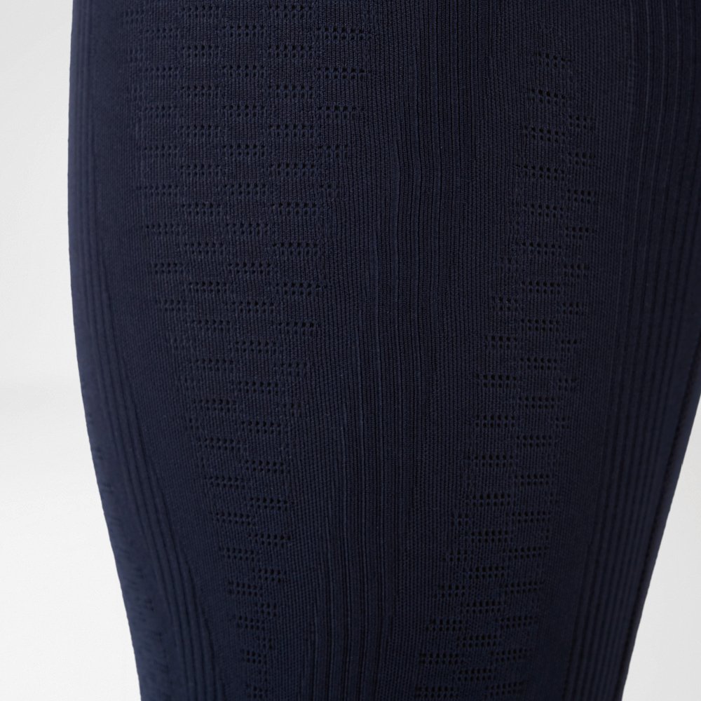 Primo piano dei pantaloni a compressione con punti di forza 3D e tecnologia di compressione mirata.