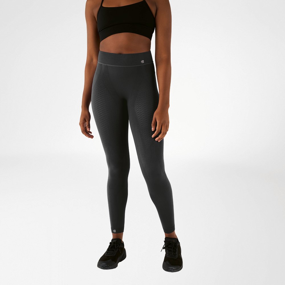 Donna con reggiseno sportivo nero e pantaloncini a compressione alla caviglia color antracite