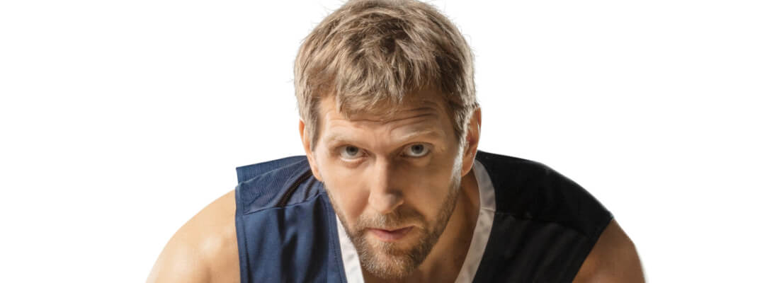 Dirk Nowitzki al basket con un nemico di Bauer Sezione immagine di Dirk Nowitzki in una maglia blu che guarda nella telecamera