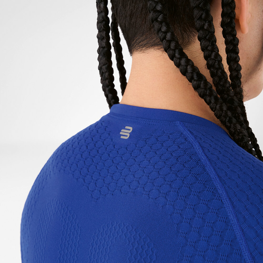 Maglia a maniche lunghe a compressione blu – vista posteriore Vista posteriore di una maglia a maniche lunghe a compressione blu con acconciatura intrecciata