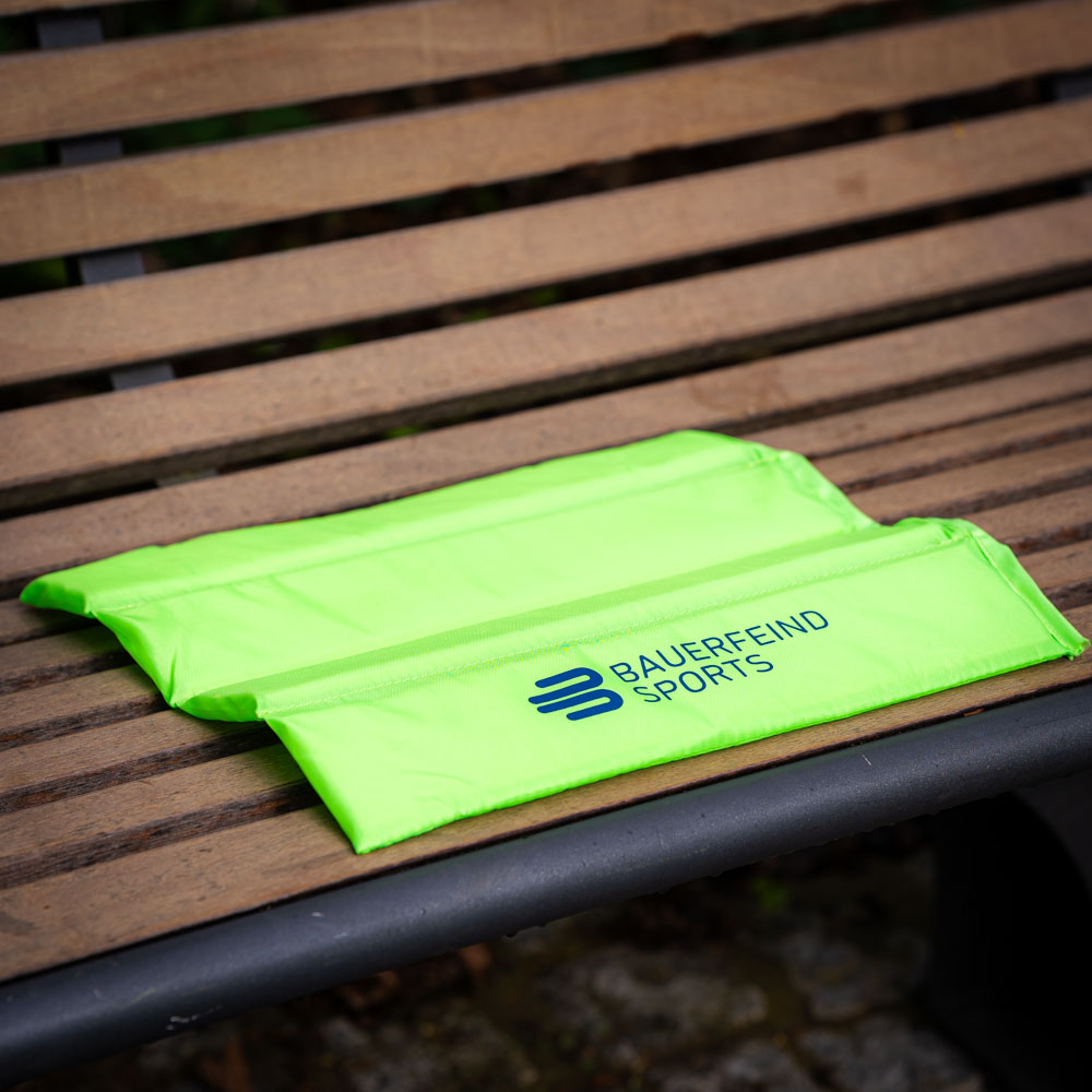 Cuscino da seduta confortevole a grandezza naturale Cuscino da seduta Bauerfeind Sports aperto in verde brillante, pronto per il comfort.