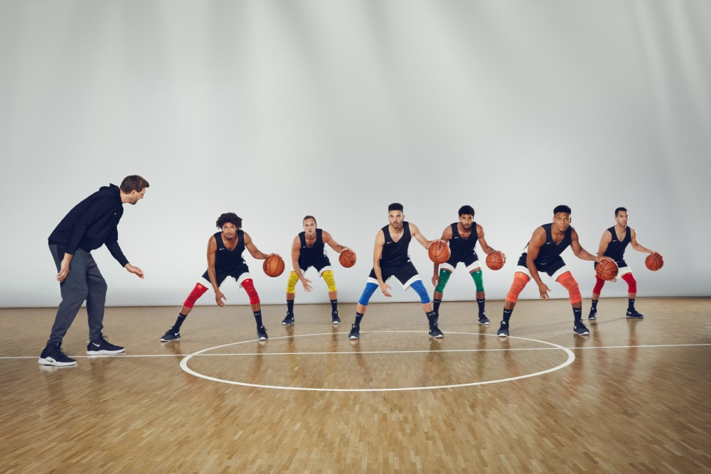 Dirk Nowitzki allena sei giocatori di basket con colorate bande di ginocchio