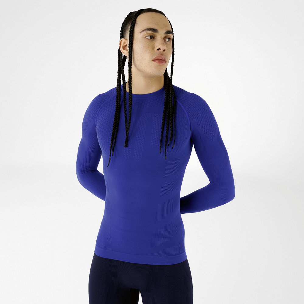 Vista frontale di un uomo con maglia a maniche lunghe blu aderente con design testurizzato