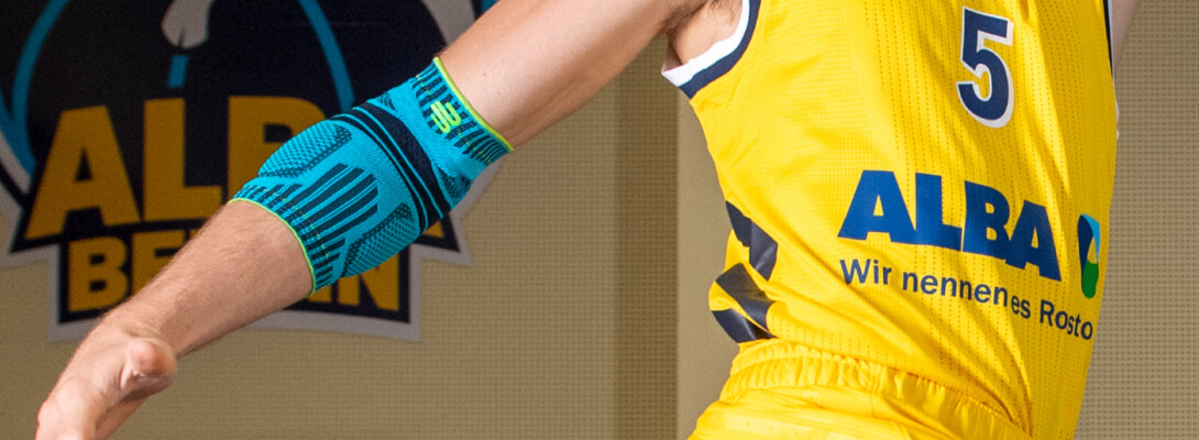 Ellenbogen Bandage nel basket Il giocatore di basket con la maglia di Alba Berlin indossa una benda sportiva per il gomito