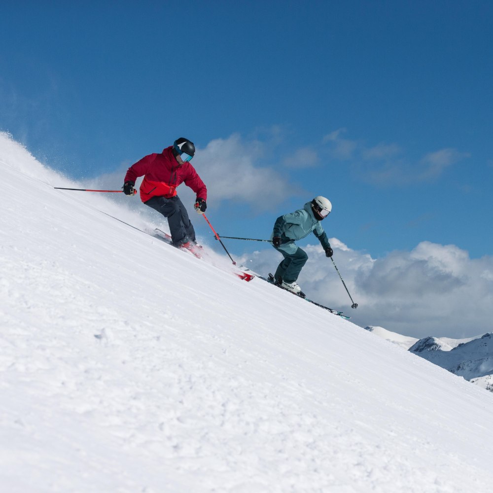 Zwei Skifahrer im Pulverschnee  bei Abfahrtsski