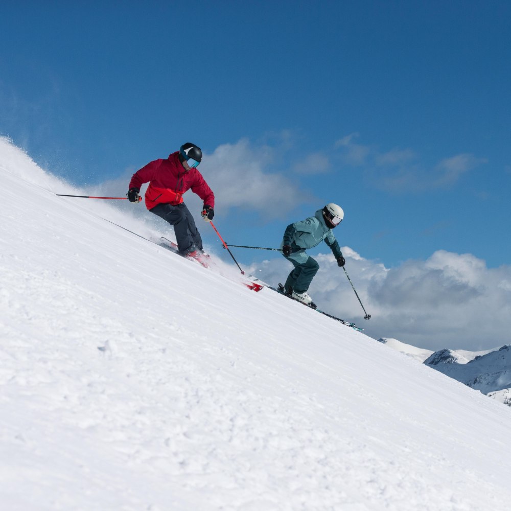 Calze da sci Merino per lo sci alpino Due sciatori in neve fresca con gli sci da discesa
