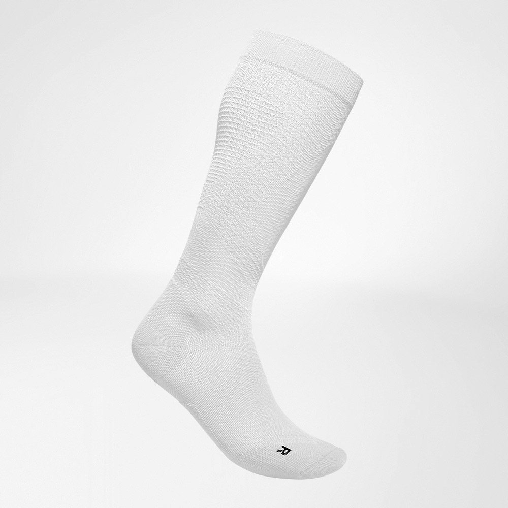 Calzini a compressione Sport Ultra -Light White Side View Vista completa laterale delle calze a compressione a muoversi ariose bianche da eseguire
