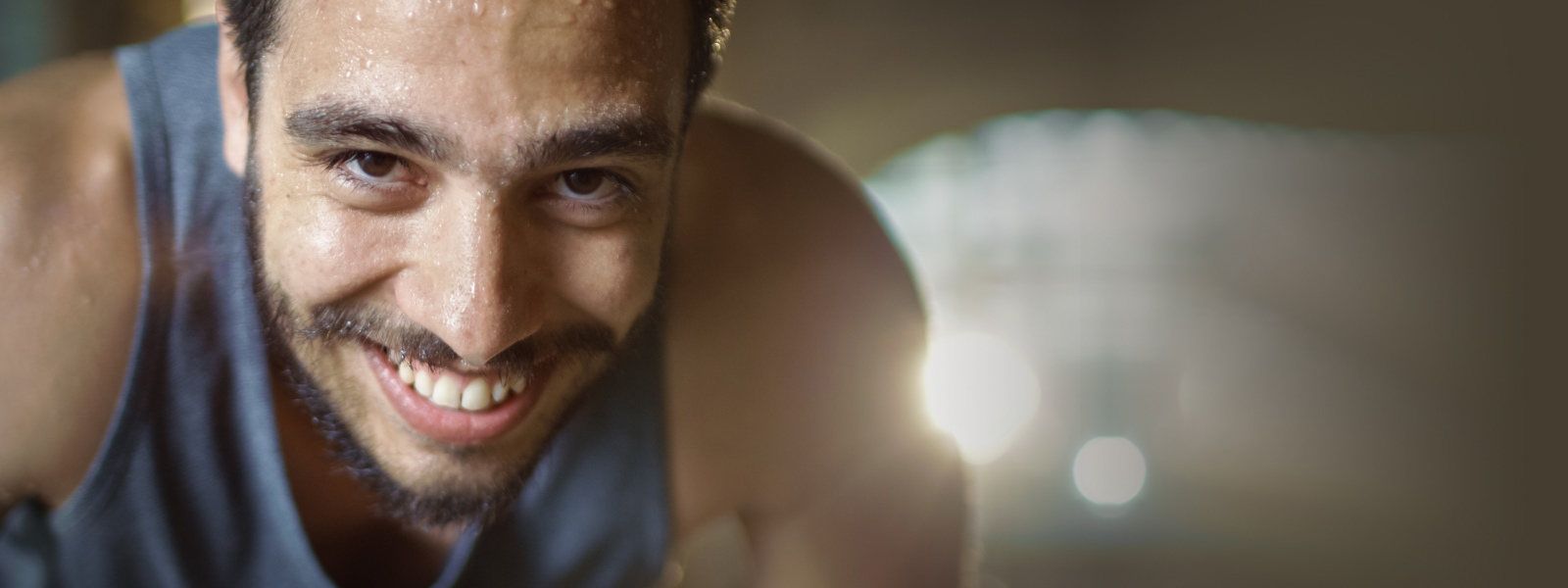 ALLENAMENTO TABATA: motivo di gioia quando lo fai attraverso L'uomo sportivo con la barba sembra sorridere e sudare lo spettatore