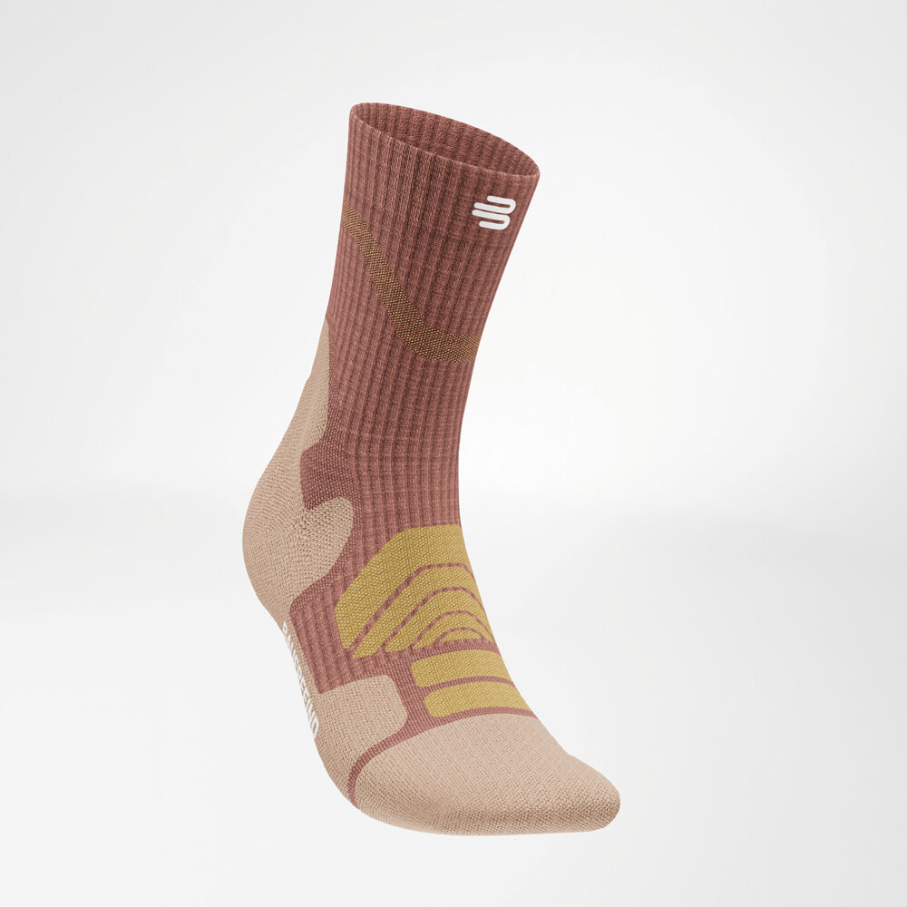 Le Merino Outdoor Socks in una vista frontale angolata che mette in evidenza il design elegante e i dettagli funzionali, comprese le rinforzature e il materiale traspirante. Perfette per avventure outdoor impegnative.