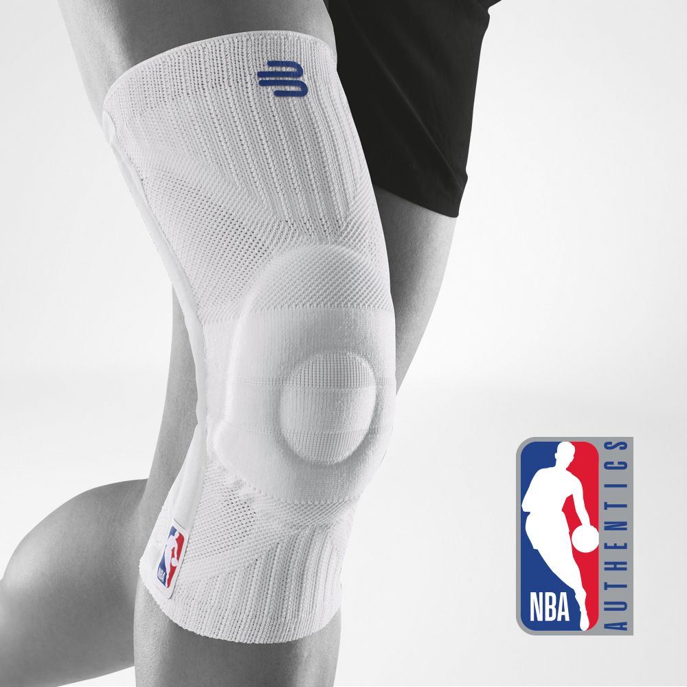Vista completa del supporto del ginocchio bianco NBA sul corpo grigio stilizzato con un logo NBA aggiuntivo nell'immagine