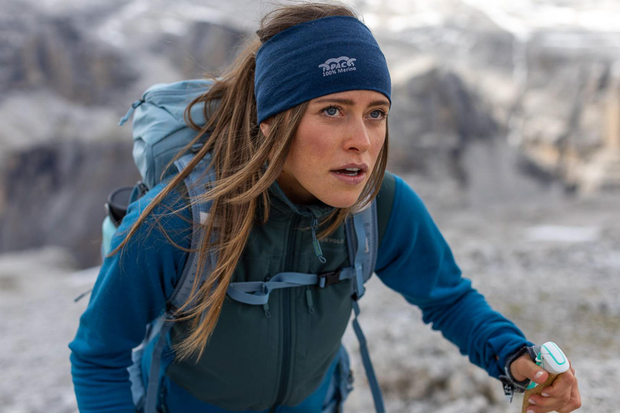 Camminare può essere faticoso, ma anche meraviglioso. Primo piano di un'escursionista nelle Dolomiti che guarda verso la vetta della montagna, affaticata ma determinata.