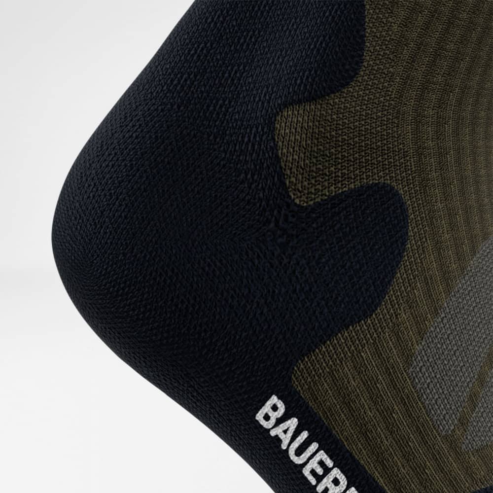 Ansicht des Fersenbereichs einer Outdoor-Socke in Coral und Grau. Der verstärkte Bereich unterstreicht die ergonomische Passform und den Komfort.