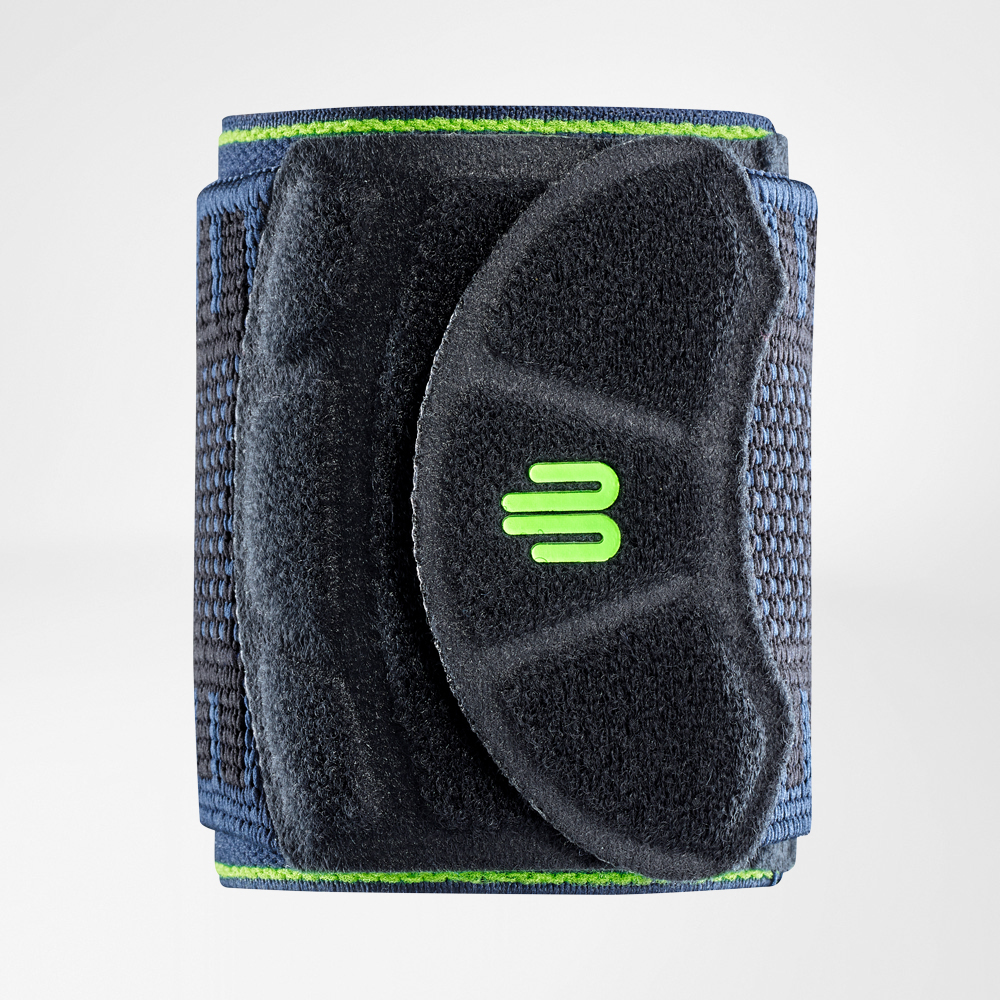 Vista frontale nera di bendaggio da polso rilasciato Vista completa dello sport di bendaggio del polso nero