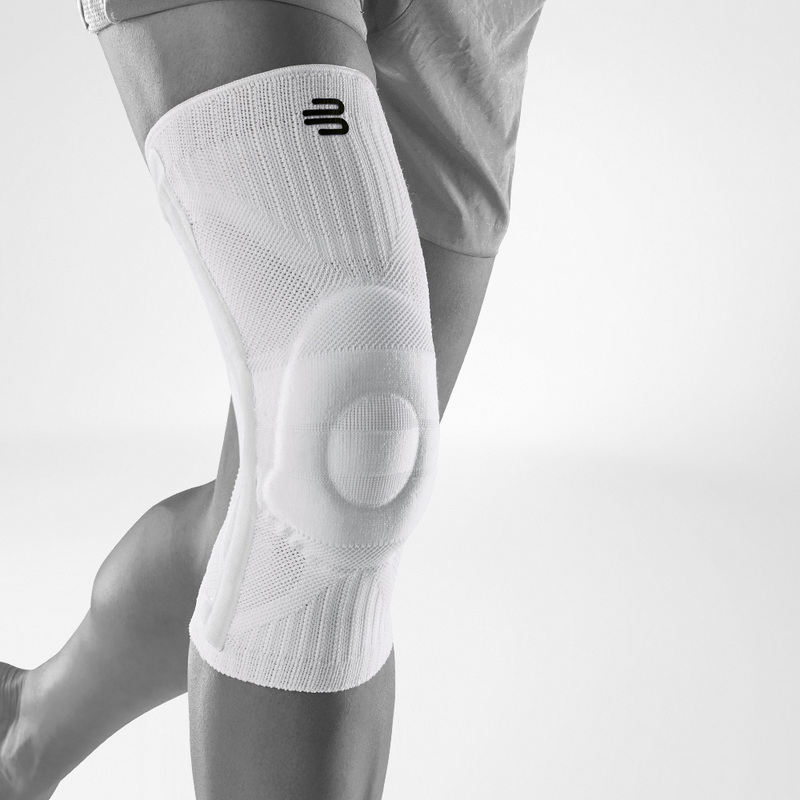 Vista completa di una fascia al ginocchio bianco per lo sport sulla gamba grigia stilizzata