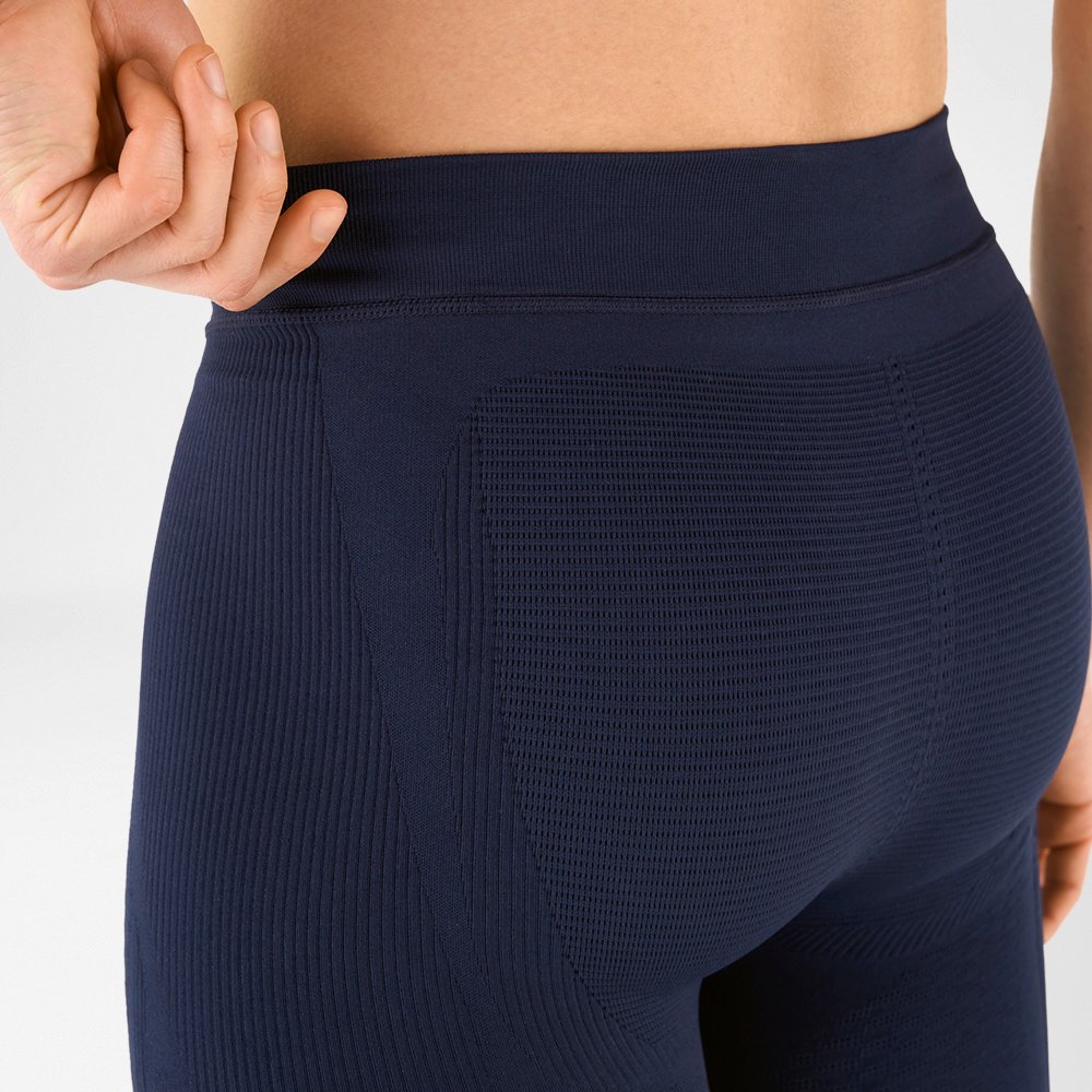 Sezione del busto con pantaloni sportivi aderenti blu scuro da uomo