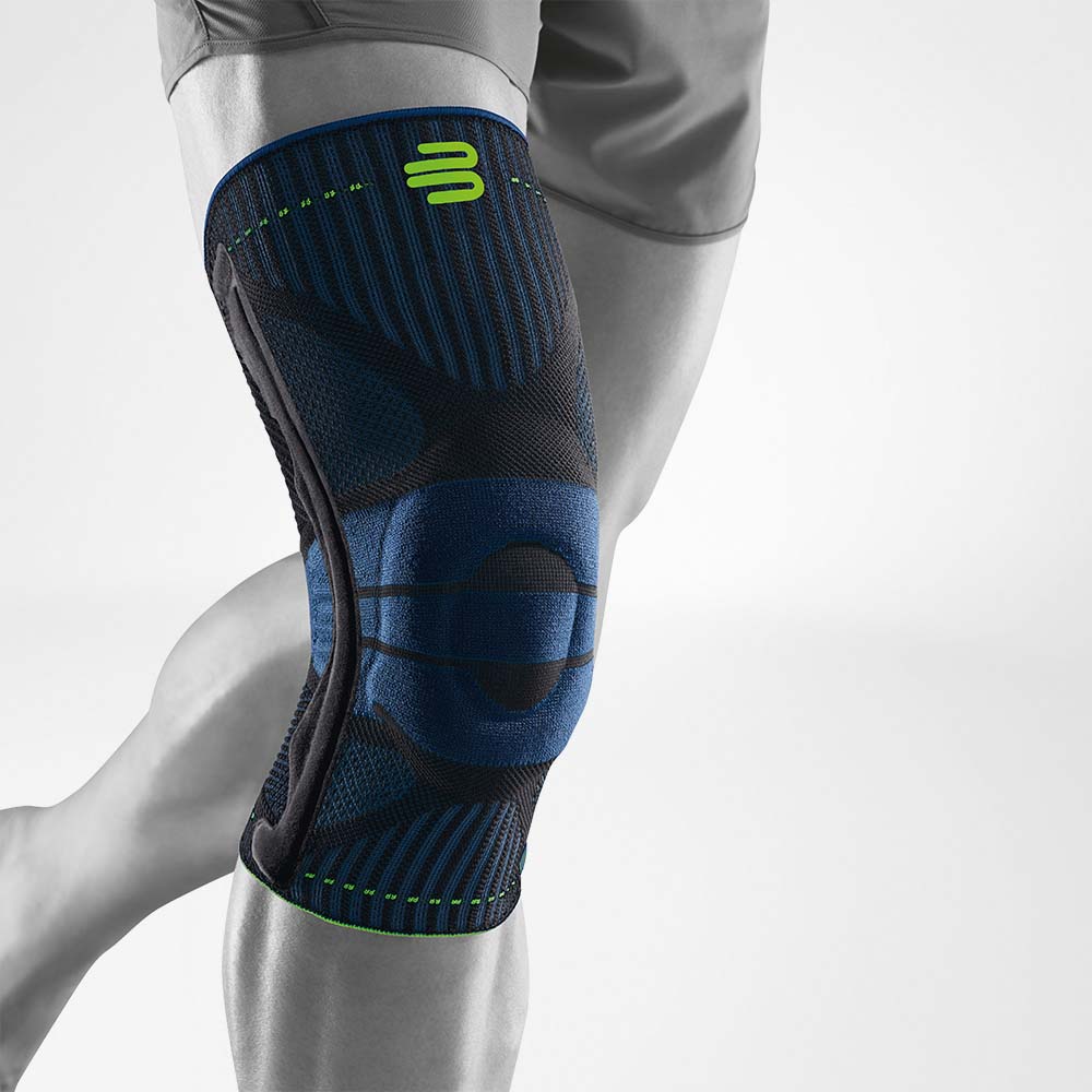 Vista completa di una fascia di ginocchio blu e nero per lo sport sulla gamba grigia stilizzata