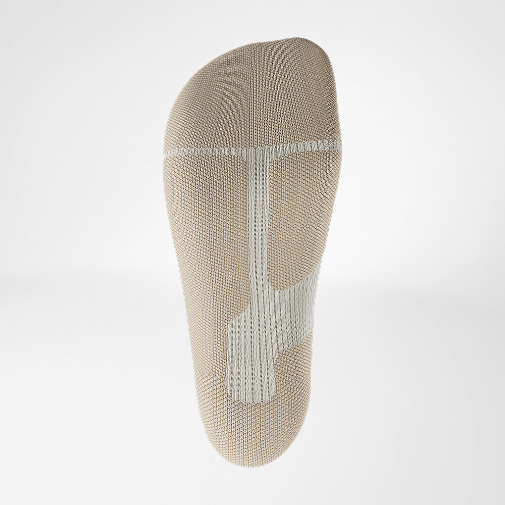 Particolare della suola in rilievo della calza sportiva beige per lo sci alpino con lana merino