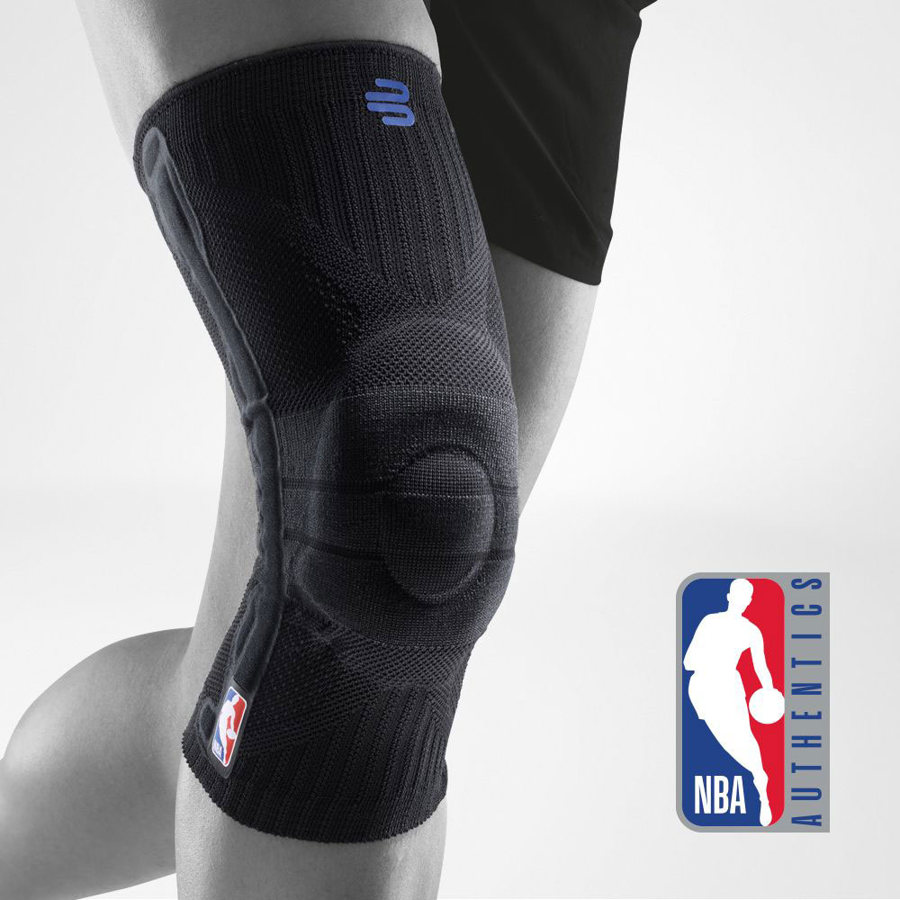 Vista completa del supporto del ginocchio nero NBA sul corpo grigio stilizzato con un logo NBA aggiuntivo nella foto