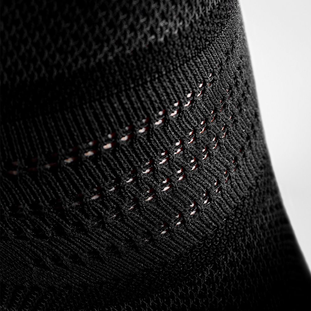Vista dettagliata della maglia traspirante nel ginocchio della scala del ginocchio nero per la versione NBA sportiva