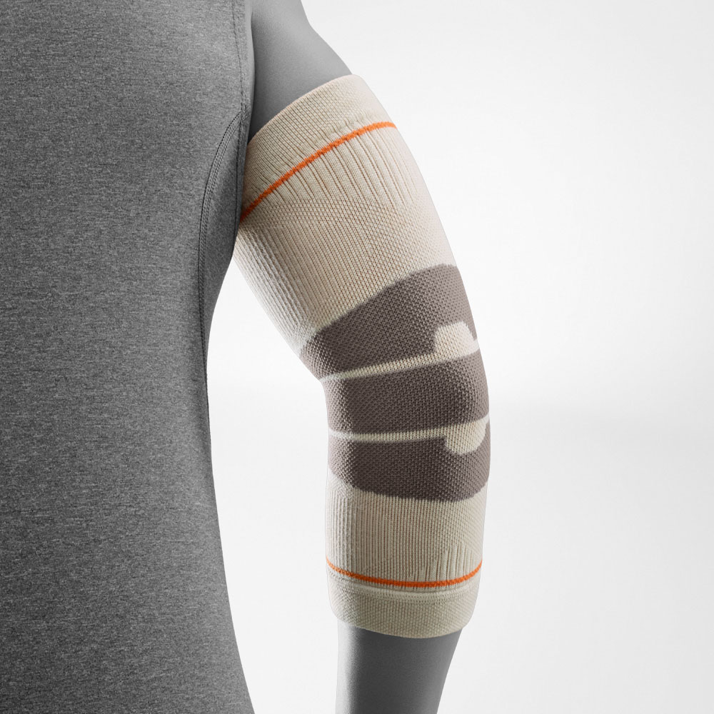 Un escursionista indossa l’Outdoor Compression Elbow Support color sandstone sul braccio destro. Il supporto per il gomito avvolge l’articolazione in modo uniforme e offre stabilità durante attività outdoor come escursionismo e trekking.
