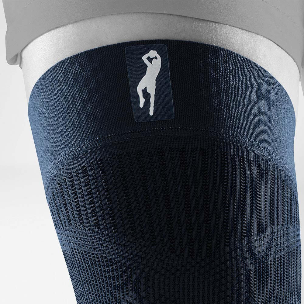 Vista dettagliata sulla parte superiore di Dirk Nowitziki maniche al ginocchio con un logo Focus