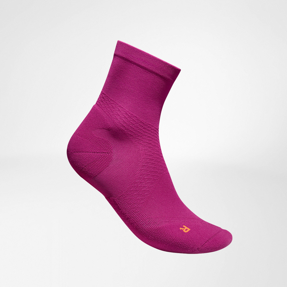 Central Sports Socks Ultra -Echo Berry Side View Vista completa laterale delle calze in corsa ariose a trasmissione media di bacche