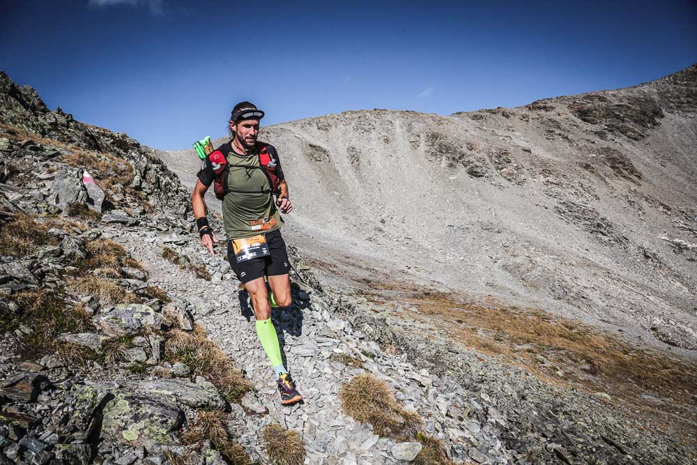 Lord Jens Kramer durante un'ultramaratona su un sentiero roccioso in montagna
