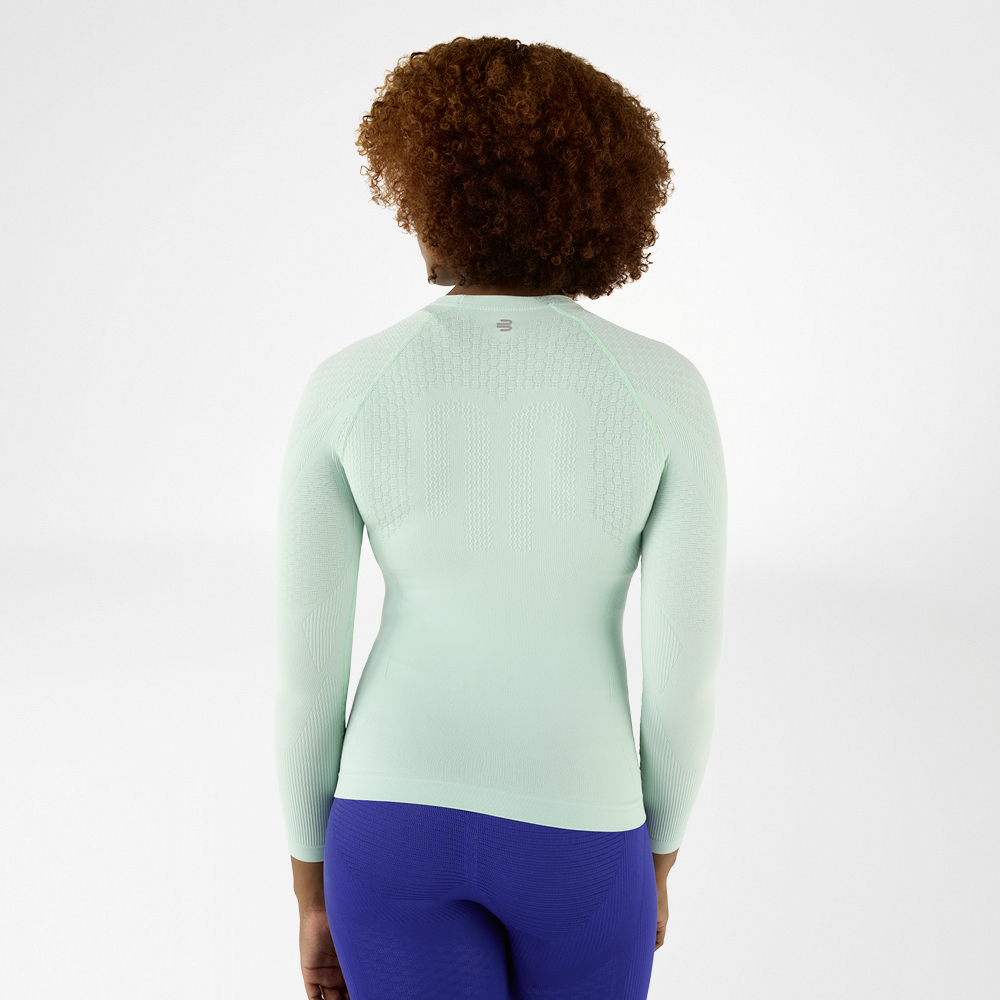 Vista posteriore di una maglia a maniche lunghe verde chiaro aderente con design testurizzato